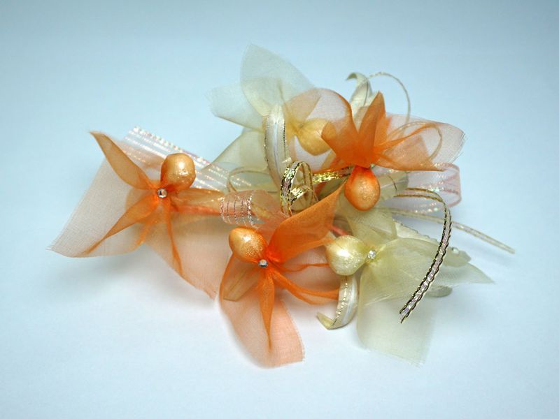 創意商品【花精靈-橘】運用花果植物製作創意胸花，可搭配活動或是特殊服裝，營造活潑的氣息